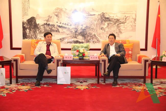 5月10日下午，王玉君总经理会见广东省人大常委、董事长、党委书记朱小灵一行