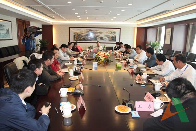 5月11日上午，王玉君总经理，孙富军副总经理及相关部室负责人与来访的广东省交通集团客人会谈
