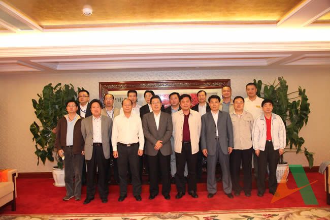 王玉君总经理，孙富军副总经理、艾贻忠总经理助理与来访客人合影留念